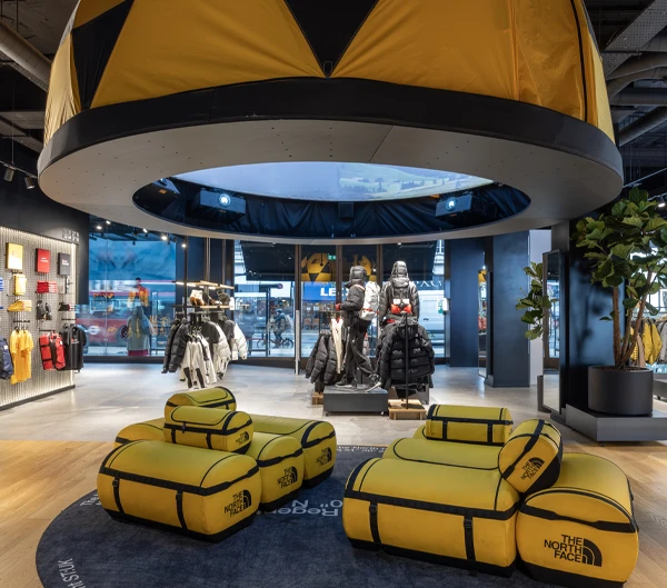 Cúpula de proyección de 360 grados diseñada a medida en el corazón de la tienda londinense de The North Face en Regent Street