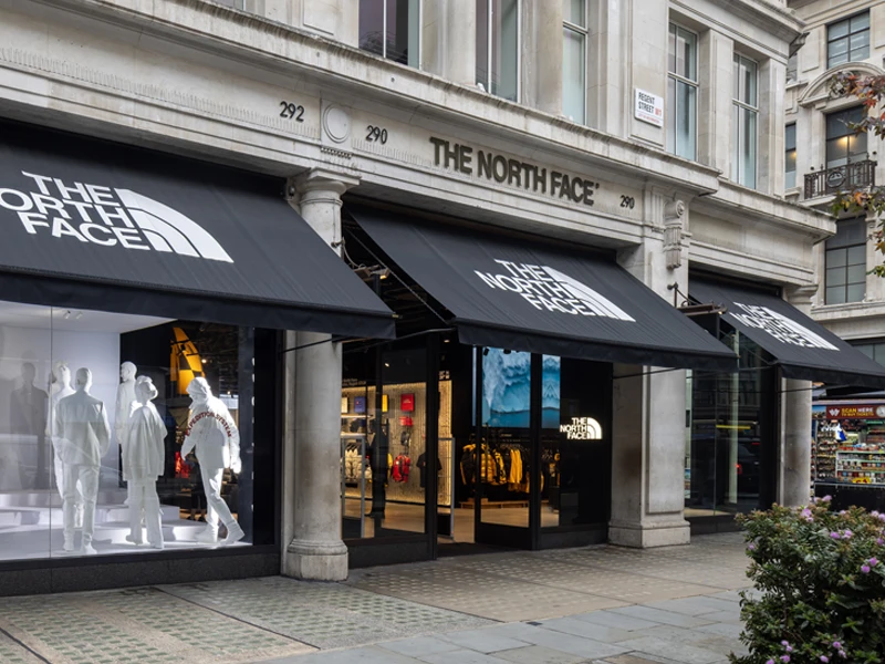 Entrada de la impresionante y renovada tienda de The North Face en Regent Street, Londres